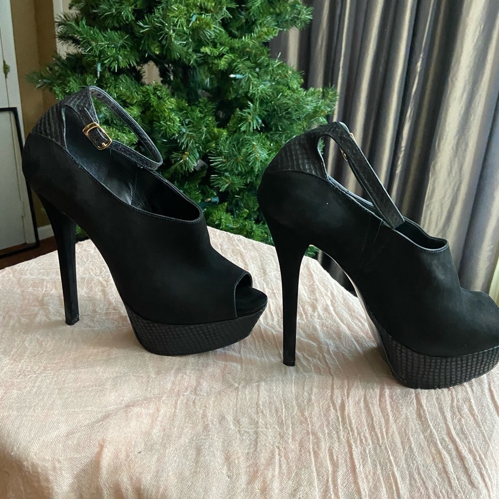 Steve Madden Size 10. Chella-Blk Nubuck 5”     PeepToe/Snakey strap w/platform